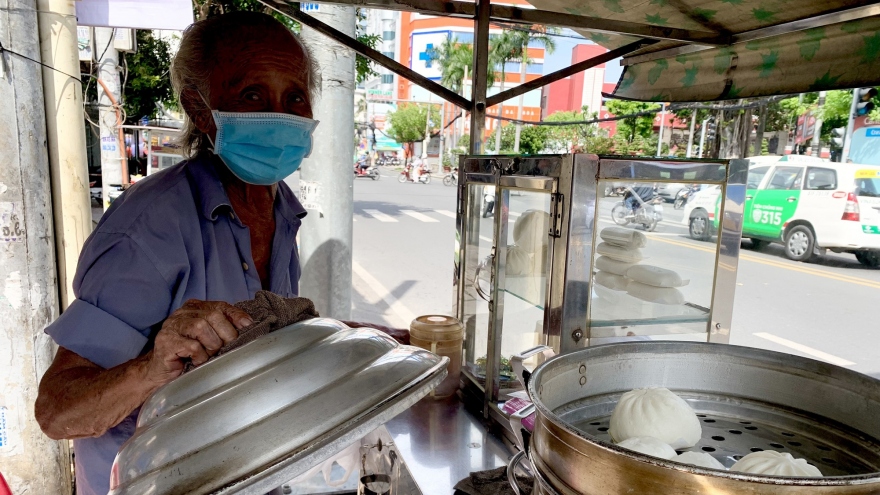 Xe bánh bao 20 năm của cụ ông U.90: Không ngồi chờ con cái nuôi